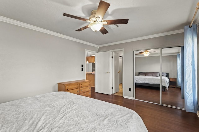 bedroom featuring dark wood finished floors, crown molding, visible vents, and ceiling fan