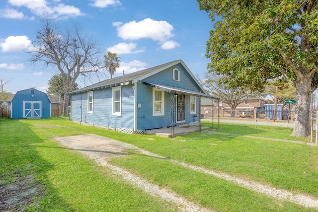 4219 Cochran St, Houston, TX 77009 - shotgun-style home with a patio area