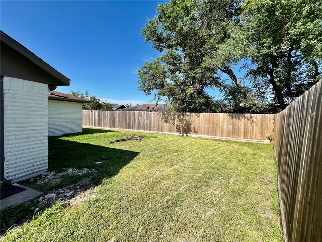 view of yard featuring a fenced backyard