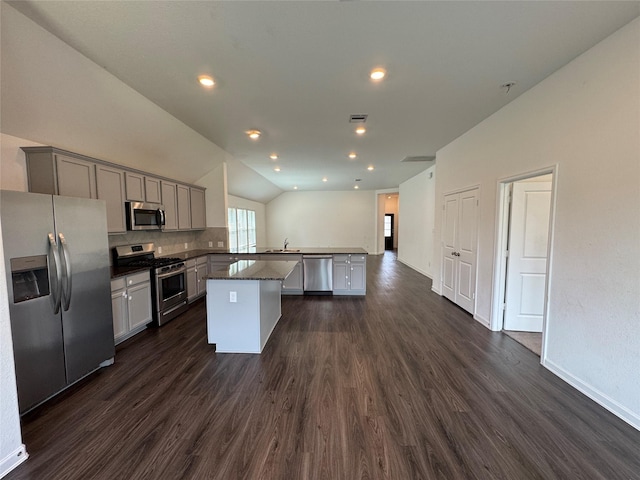 kitchen with visible vents, dark wood finished floors, a peninsula, gray cabinets, and stainless steel appliances