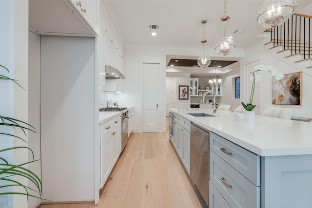 kitchen with crown molding, visible vents, stainless steel appliances, and a sink