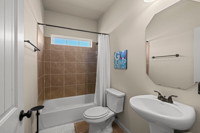 bathroom with tile patterned flooring, a sink, baseboards, toilet, and shower / bathtub combination with curtain