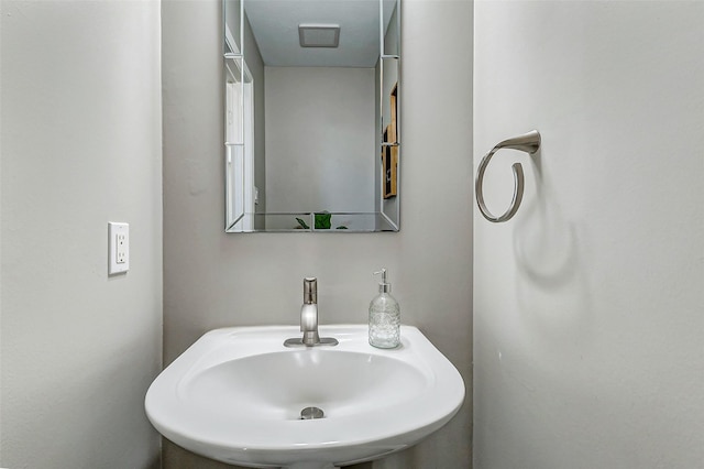 bathroom featuring a sink