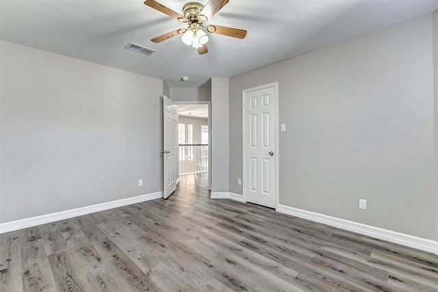 unfurnished bedroom featuring light wood-type flooring, visible vents, baseboards, and ceiling fan