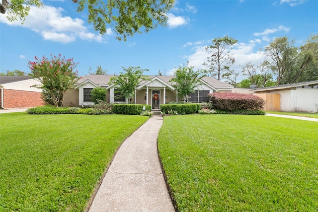 view of front of property featuring a front lawn