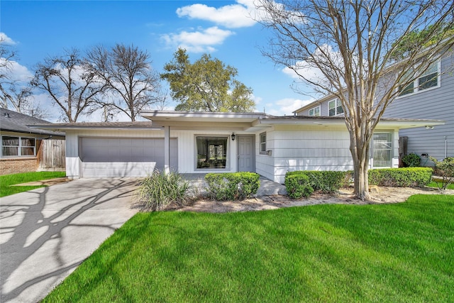 view of front of house featuring a front yard, a garage, and driveway