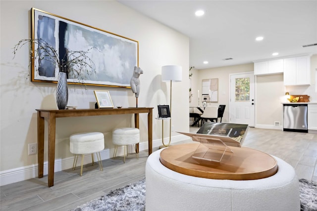 living room featuring visible vents, recessed lighting, baseboards, and wood finish floors