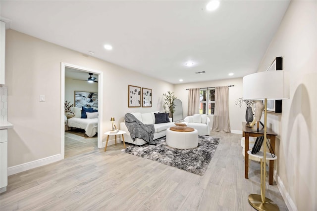 living area featuring recessed lighting, baseboards, ceiling fan, and light wood finished floors