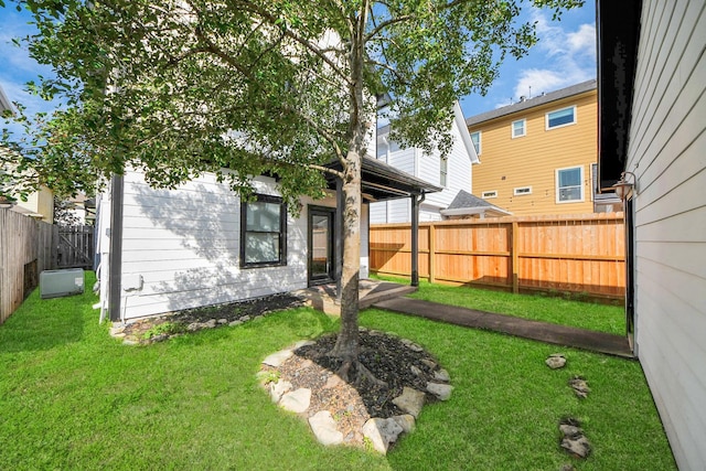 view of yard featuring a fenced backyard