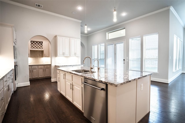 kitchen featuring a sink, stainless steel appliances, dark wood-type flooring, and backsplash