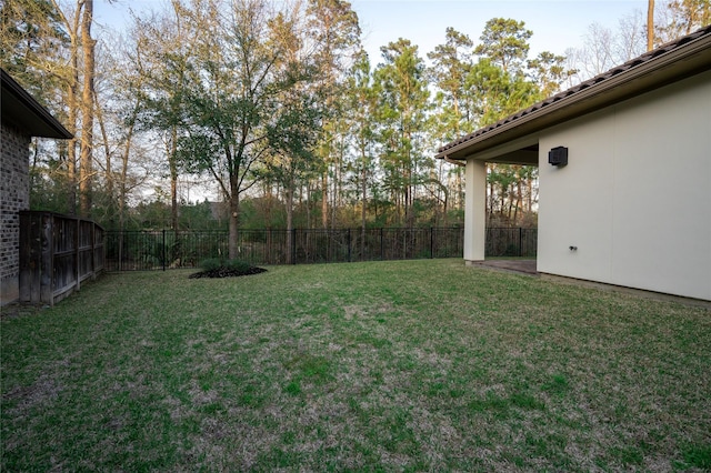 view of yard featuring a fenced backyard