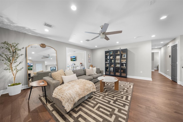 living area with visible vents, baseboards, recessed lighting, wood finished floors, and a ceiling fan