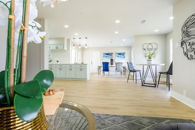 interior space featuring light wood finished floors, visible vents, recessed lighting, and baseboards