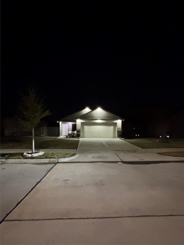 view of front facade with a garage and driveway