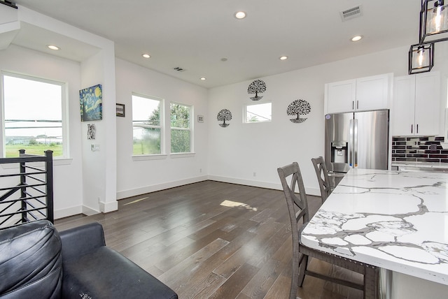 dining area featuring recessed lighting, visible vents, dark wood-style flooring, and baseboards