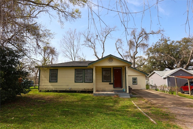 bungalow featuring a front yard