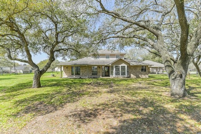 view of front of property featuring a front yard