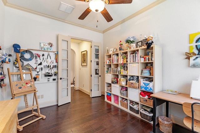 interior space with visible vents, crown molding, arched walkways, dark wood-style floors, and a ceiling fan