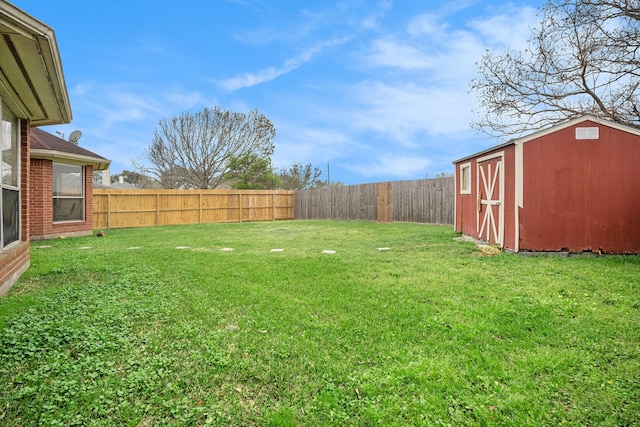 view of yard with an outdoor structure, a fenced backyard, and a shed