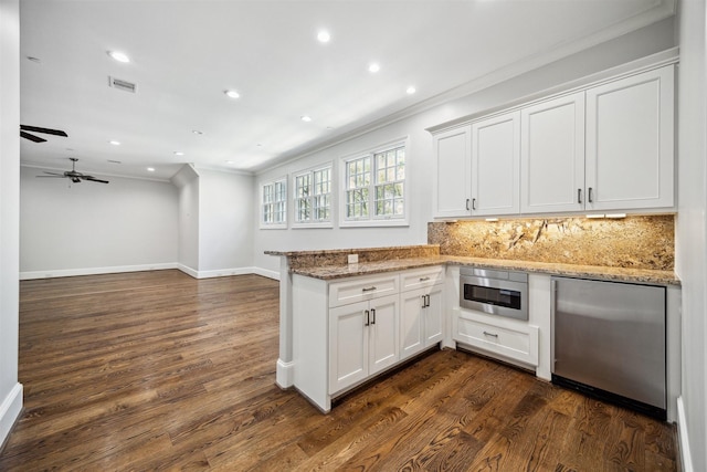 bar featuring visible vents, refrigerator, dark wood finished floors, crown molding, and decorative backsplash