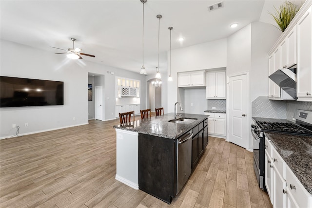 kitchen with visible vents, light wood-style floors, stainless steel appliances, a ceiling fan, and a sink