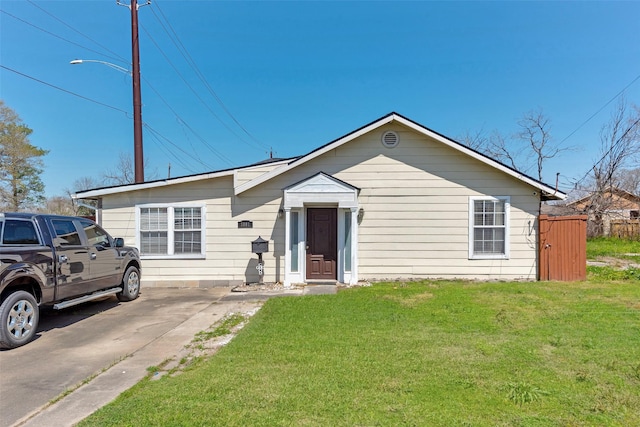 view of front of house featuring a front yard