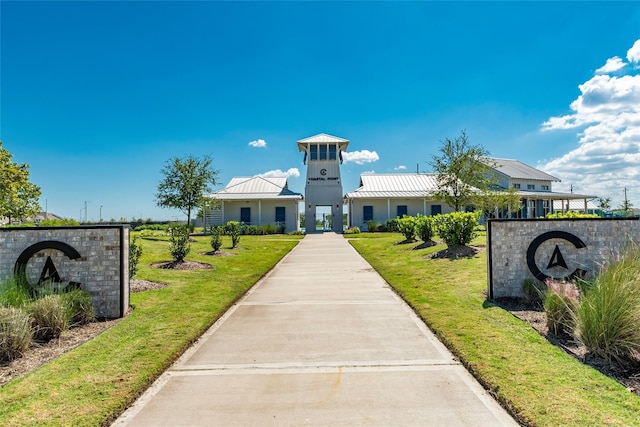 view of property's community featuring a yard