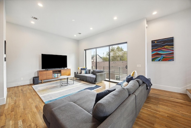 living area with visible vents, recessed lighting, baseboards, and light wood-style floors