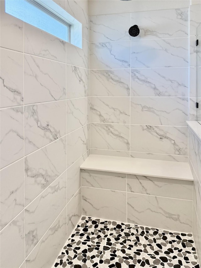 bathroom featuring a tile shower