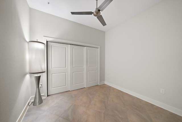 unfurnished bedroom featuring baseboards, a closet, and ceiling fan