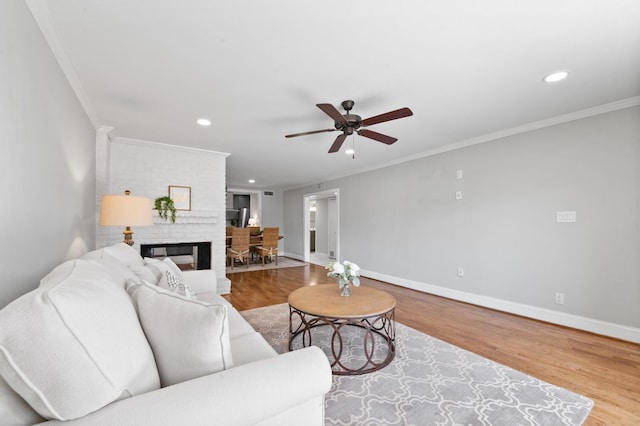 living room featuring recessed lighting, wood finished floors, a ceiling fan, and baseboards