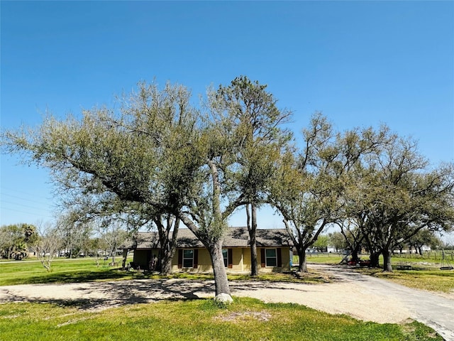 view of front of house featuring a front lawn