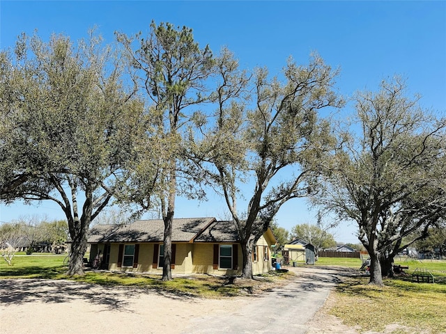 view of front of property featuring stucco siding and a front lawn