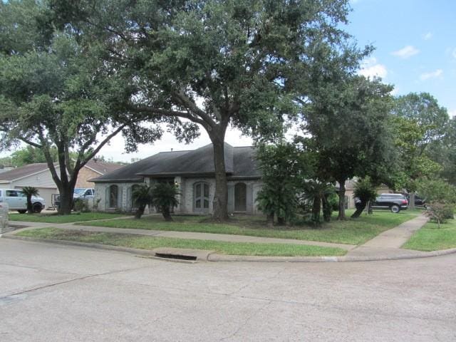 view of front facade featuring a front lawn