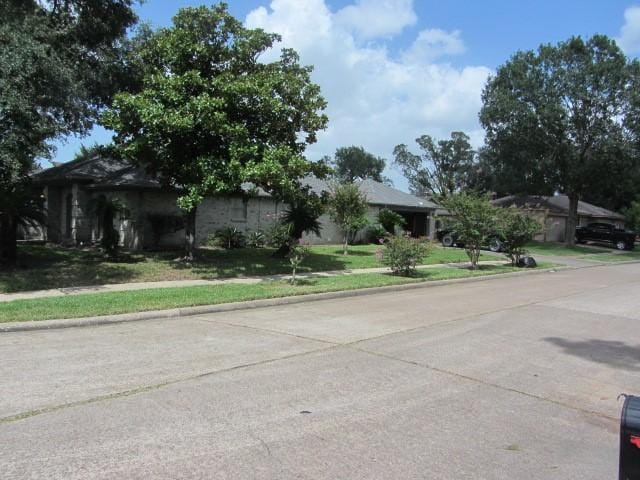 view of front facade with a front yard