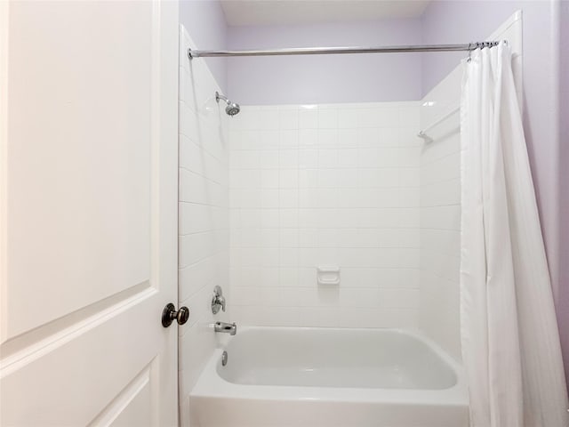 bathroom featuring shower / bath combo