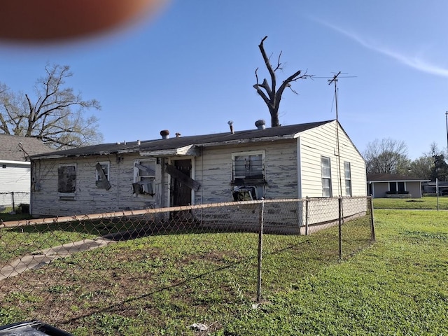 view of front of property featuring a front lawn and fence