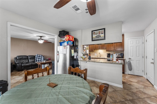 dining space featuring a ceiling fan, visible vents, and baseboards