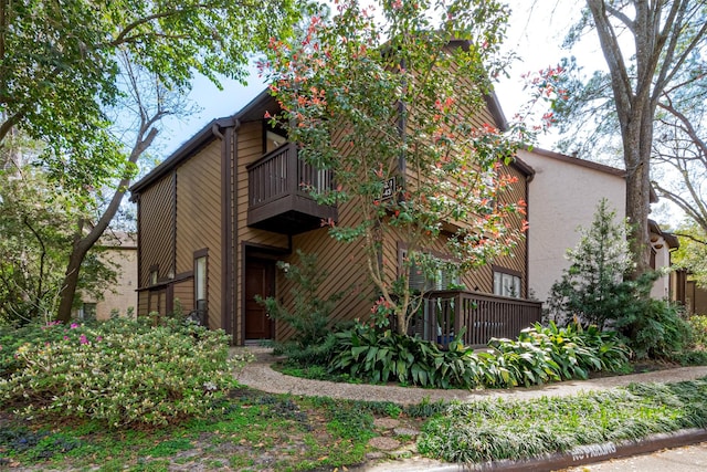 view of front of property featuring a balcony