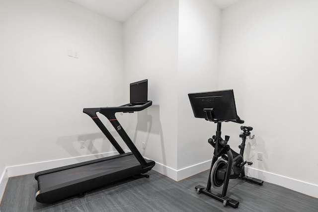 exercise area featuring baseboards