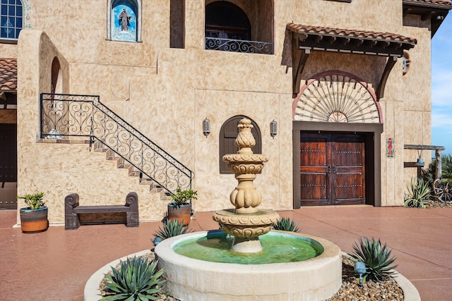 property entrance featuring stucco siding