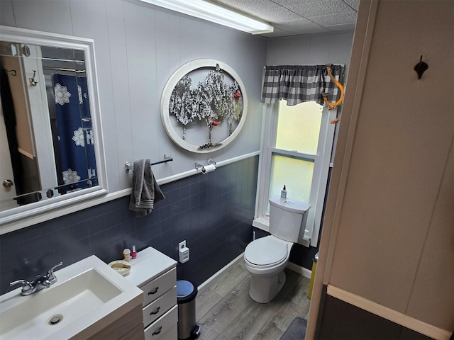 full bathroom featuring curtained shower, toilet, wood finished floors, and vanity