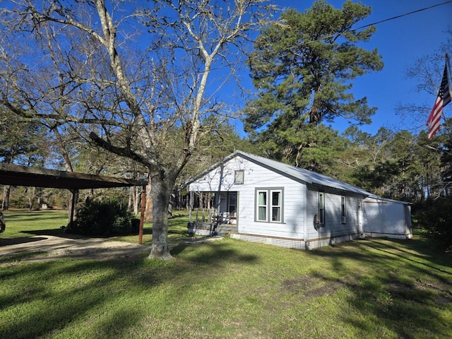 view of yard featuring a carport