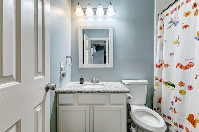 full bath featuring vanity, toilet, and a shower with curtain