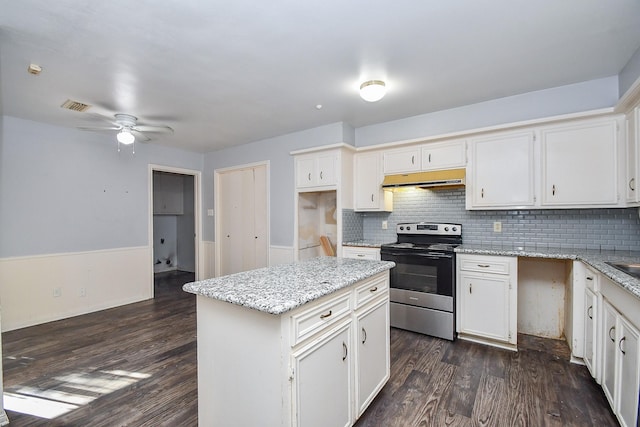 kitchen featuring visible vents, dark wood-type flooring, a ceiling fan, electric stove, and under cabinet range hood