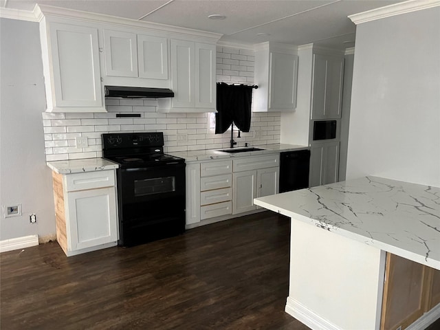 kitchen featuring black appliances, under cabinet range hood, a sink, crown molding, and dark wood-style flooring