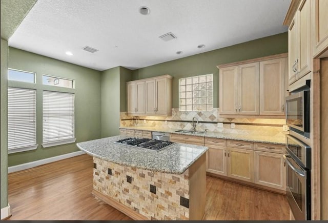 kitchen featuring a sink, tasteful backsplash, visible vents, and stainless steel appliances