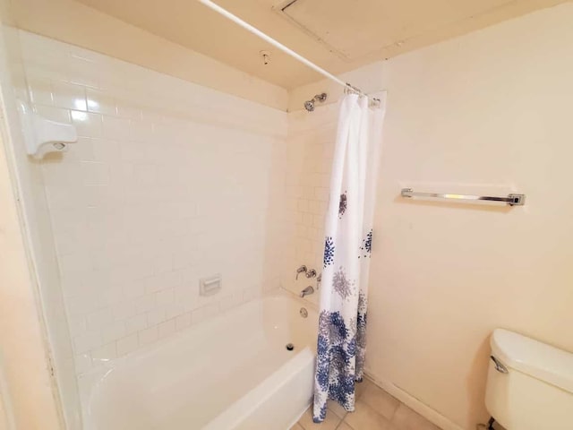 full bathroom with baseboards, shower / bath combo with shower curtain, toilet, and tile patterned flooring