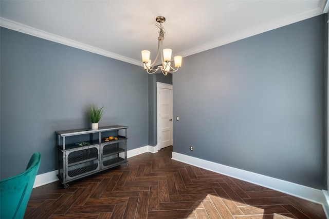 unfurnished room featuring ornamental molding, baseboards, and a chandelier