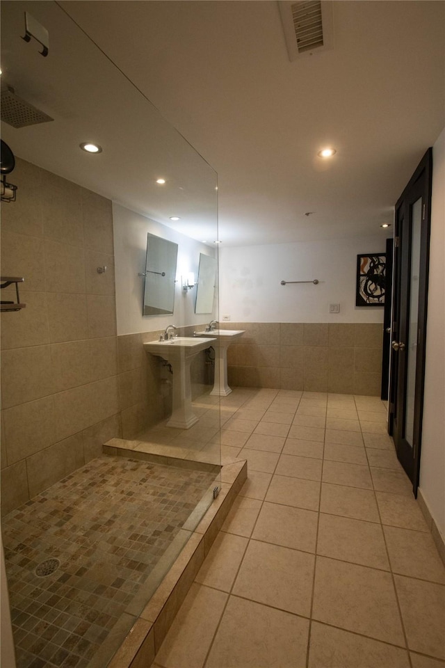 bathroom featuring tile patterned flooring, visible vents, recessed lighting, and tiled shower